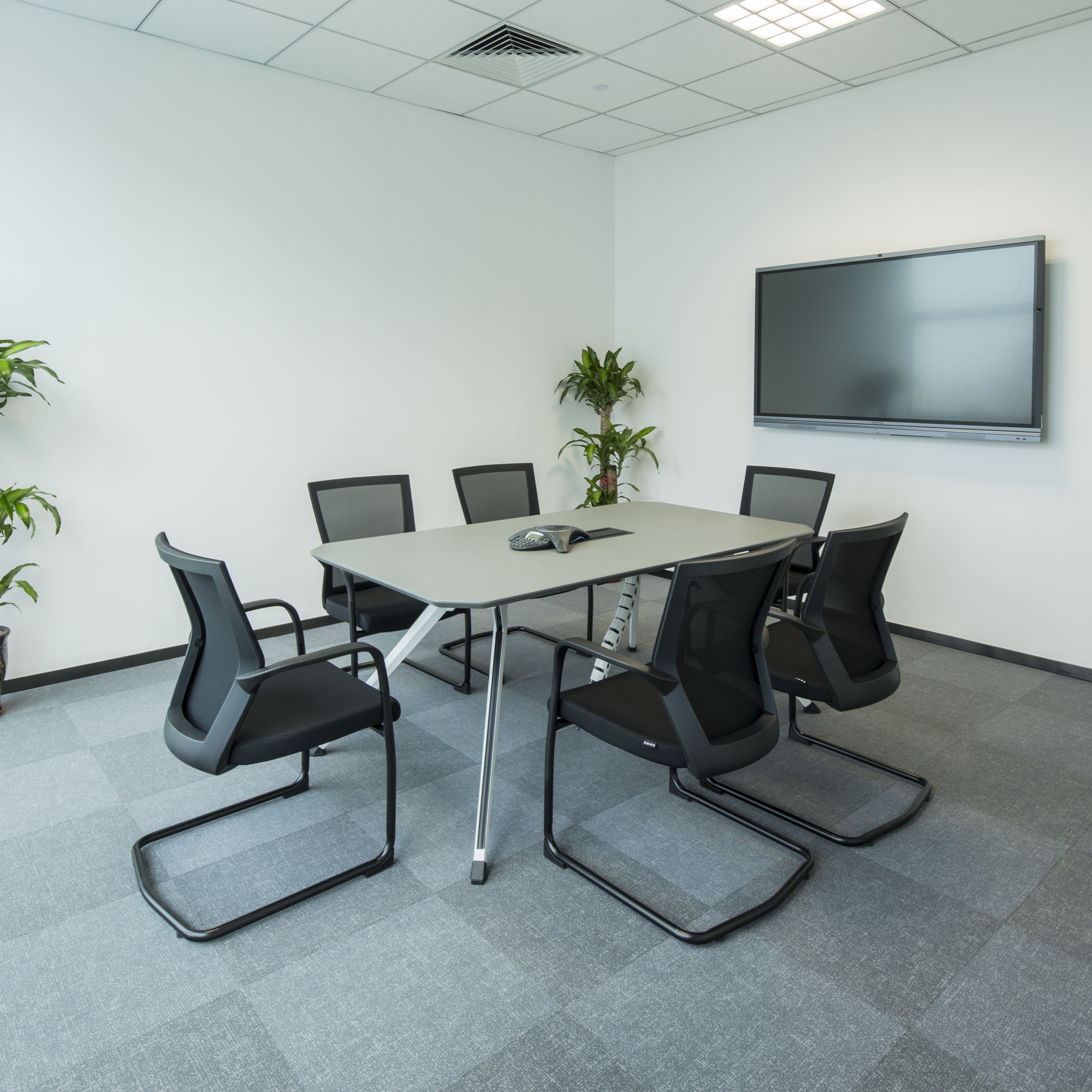 此会议室约20平米,会议室定位为6人小会议室,可以满足日常普通会议